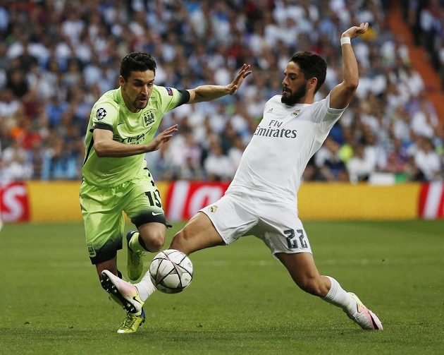 Jesús Navas z Manchesteru City (vlevo) se snaží přejít přes Iska z Realu Madrid.