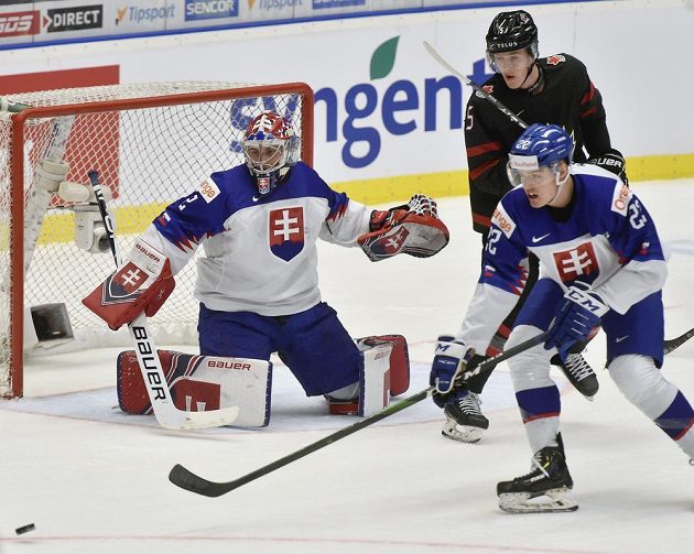 Zleva brankář Samuel Hlavaj ze Slovenska, Jacob Bernard-Docker z Kanady a Oliver Turan ze Slovenska.