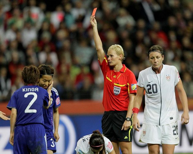 Bibiana Steinhausová ukazuje červenou kartu Azuse Iwašimizuové (druhá zleva) ve finále MS mezi Japonskem a USA ve Frankfurtu v roce 2011.