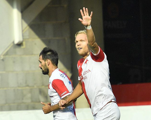 Mick Van Buren ze Slavie (vpravo) se raduje z gólu, který vstřelil do sítě Mladé Boleslavi v utkání 5. kola HET ligy.