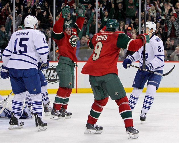 Útočník Minnesoty Zach Parise (třetí zprava) se raduje z gólu proti Torontu.