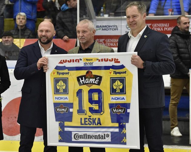 Dres Petra Lešky byl slavnostně vyvěšen ke stropu zlínské arény. Zleva Petr Leška, Jiří Vodák a generální manažer hokejového klubu PSG Berani Zlín Martin Hosták.
