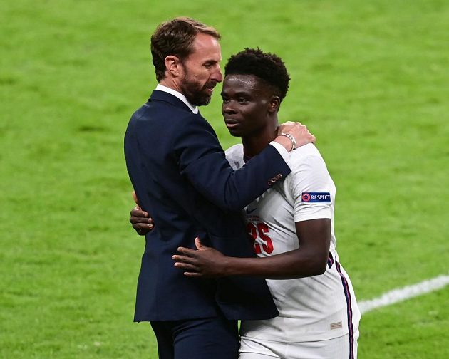 Anglický reprezentant Bukayo Saka a kouč Albionu Gareth Southgate během zápasu s českou reprezentací,.