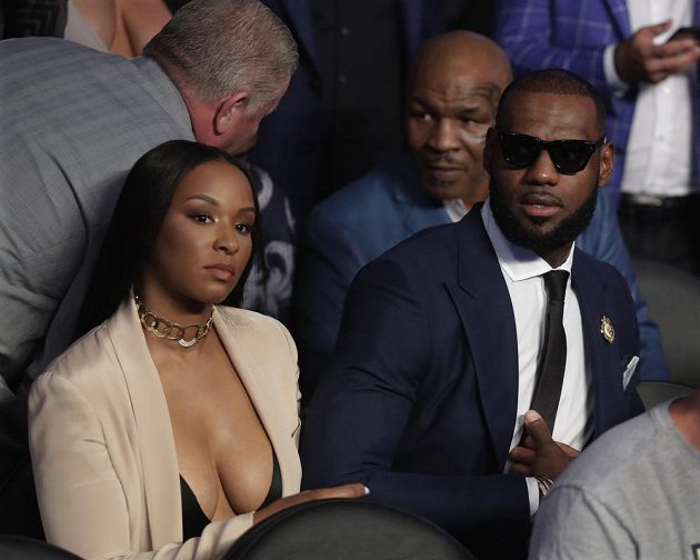 Basketbalista LeBron James a bývalý boxer Mike Tyson. I tito sportovní velikáni přišli na zápas Floyd Mayweather vs. Conor McGregor.
