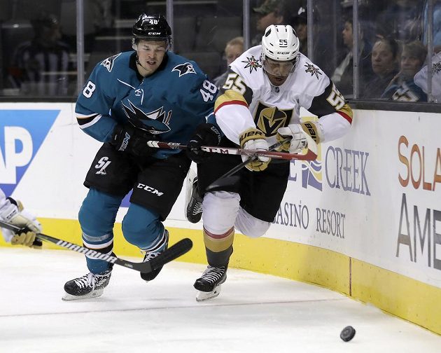 Český hokejový útočník Tomáš Hertl v dresu San Jose Sharks v souboji s Keeganem Kolesarem z Vegas Golden Knights v přípravném utkání na nový ročník NHL.