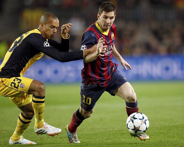Barcelonský Lionel Messi (vpravo) a Joao Miranda z Atlétika ve čtvrtfinále Ligy mistrů.