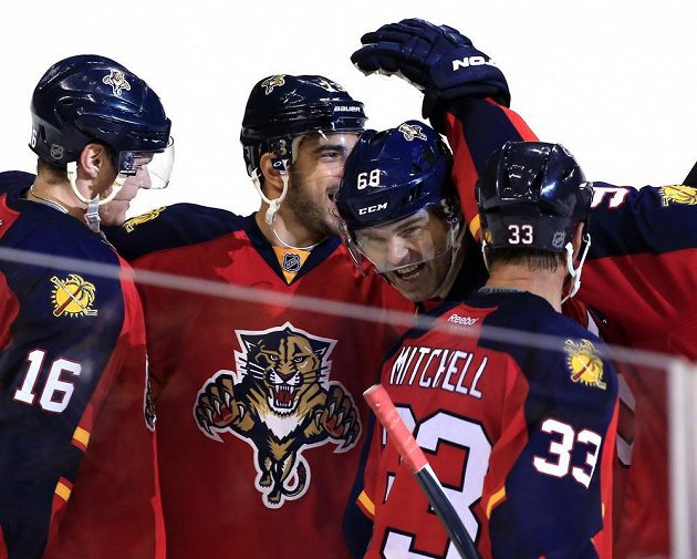 Útočník Floridy Jaromír Jágr (68) se raduje se spoluhráči z gólu proti Minnesotě. Gratulují mu Willie Mitchell (33), Brandon Pirri (73)a Aleksander Barkov (16).
