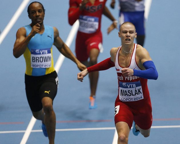 Pavel Maslák vyhrává závod na 400 metrů. Pro stříbro na HMS si doběhl Chris Brown (vlevo) z Baham.