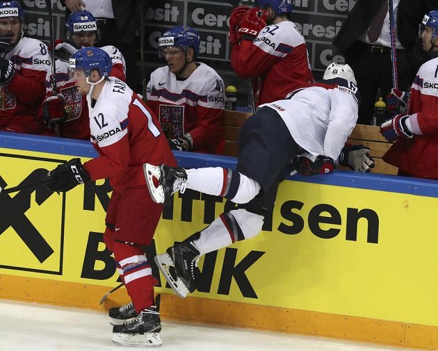 Američan Patrick Maroon přepadává na českou střídačku. Vlevo je útočník Radek Faksa.