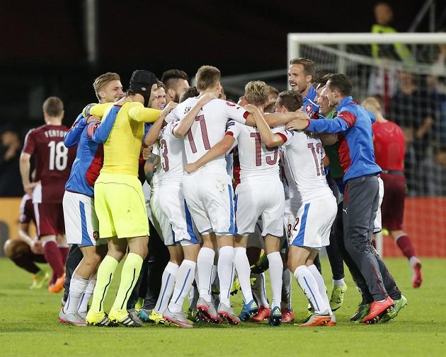 Čeští fotbalisté se po výhře nad Lotyšskem radují z postupu na evropský šampionát.