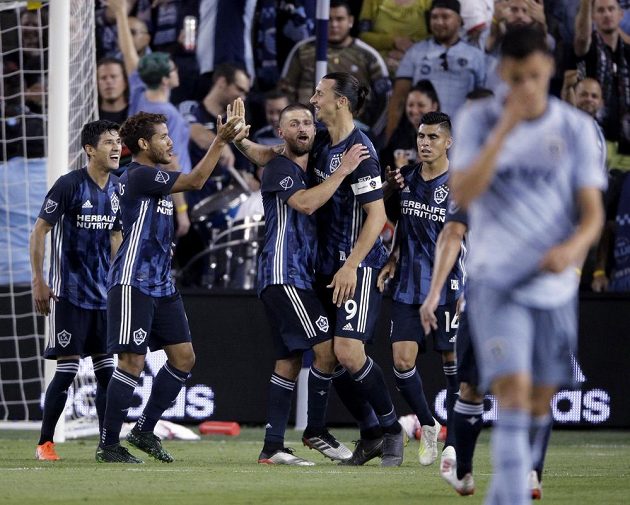 Sedmatřicetiletý fotbalista Los Angeles Galaxy Zlatan Ibrahimovic může slavit. V této sezoně vydělá rekordních 7,2 milionu dolarů, což je téměř 163 milionů korun. Spoluhráči mu můžou gratulovat.