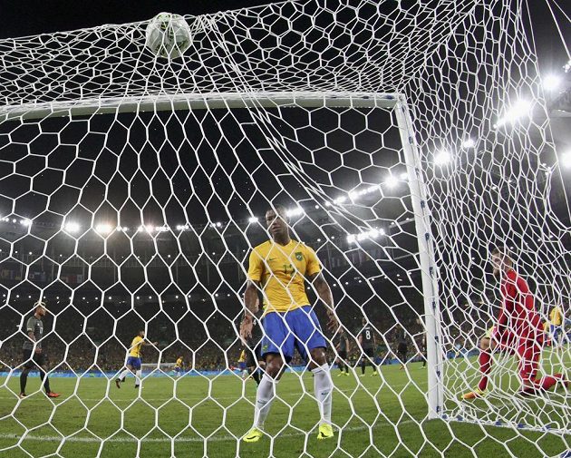 Míč je v síti. Brazílie vedla nad Německem ve finále brankou Neymara (není na snímku), přihlíží další Brazilec Walace. Vpravo brankář Timo Horn.