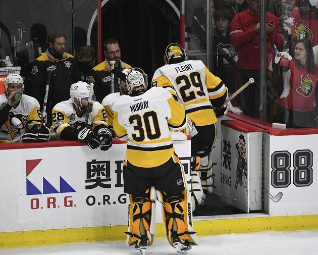 Střídání v brankovišti Penguins. Matt Murray (30) střídá Marca-Andrého Fleuryho (29).