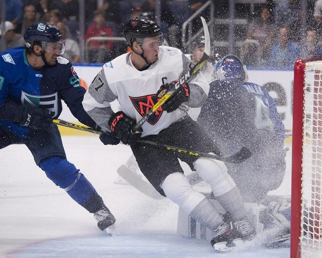 Connor McDavid dojíždí před branku Jaroslava Haláka, brání ho zadák evropského výběru Roman Josi.