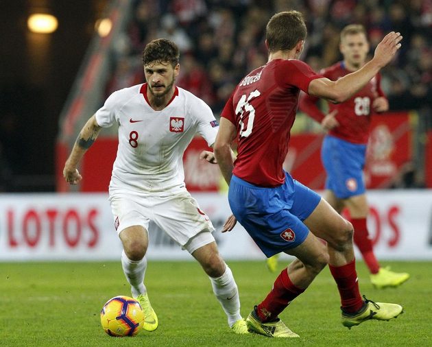 Český reprezentant Tomáš Souček (vpravo) brání Poláka Mateusze Klicha.