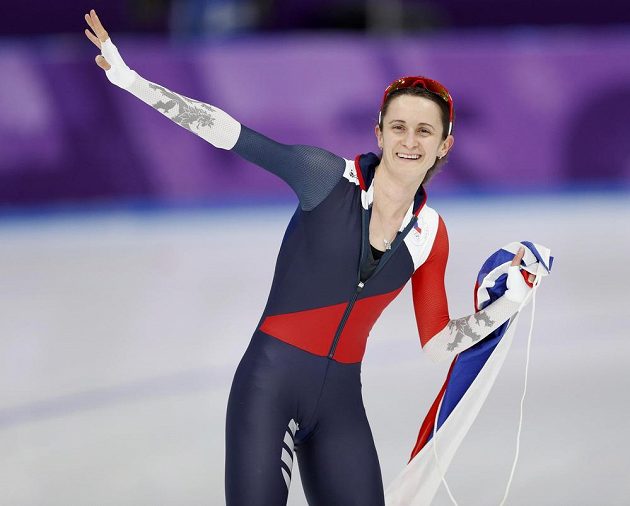 Štastná Martina Sáblíková poté, co vybojovala stříbrnou medaili v závodě na 5000 m.