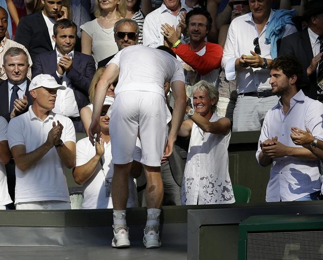 Andy Murray se chystá po vítězství nad Djokovičem obejmout maminku Judy (druhá zprava).