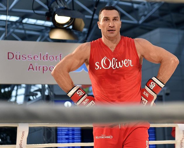 Boxerský šampión Vladimír Kličko na veřejném tréninku před zápasem v Düsseldorfu.