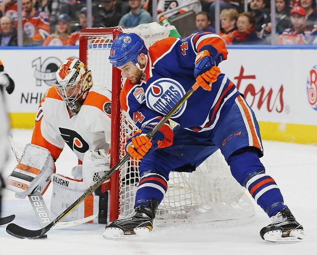Český gólman Michal Neuvirth (30) z Philadelphie si hlídá prostor u tyče. Nepřišel si na něj ani Zach Kassian (44) z Edmontonu.