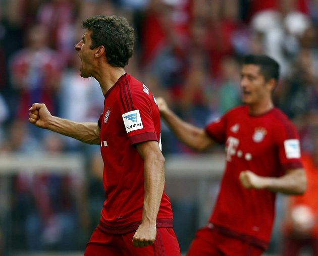 Thomas Müller se raduje z proměněné penalty. Sporný verdikt rozhodčích nakonec Bayernu pomohl k tříbodovému zisku.