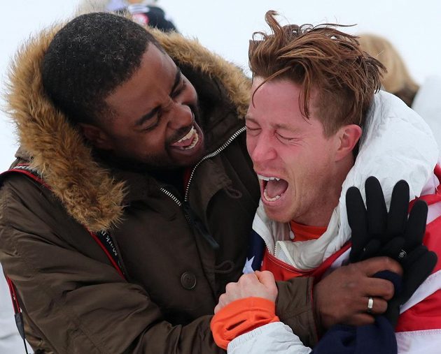 Zlatý medailista z U-rampy Shaun White (vpravo) z USA prožíval svůj olympijský triumf. V emocích slaví vedle svéhoho kamaráda Shauna Murdocha.