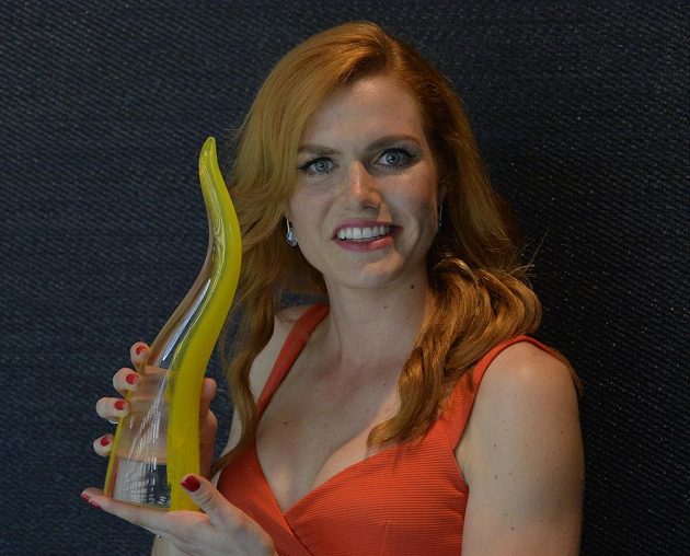 Biatlonistka Gabriela Koukalová představila skleněnou trofej pro české olympioniky, kterou sama navrhla. Cenu dostanou všichni čeští medailisté z olympiády v Riu de Janeiro.