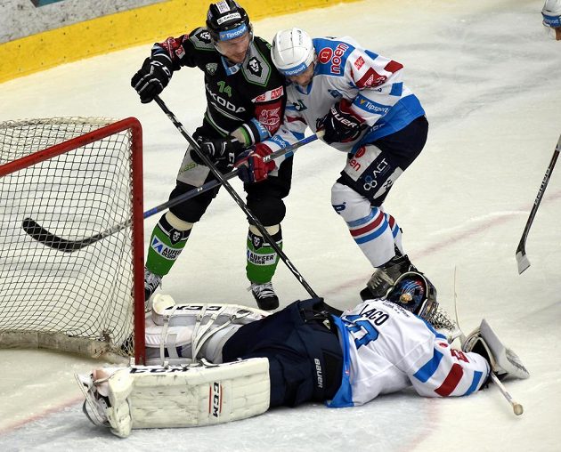 Chomutovský brankář Ján Laco a za ním (zleva) mladoboleslavský Petr Vampola a Brett Flemming z Chomutova.