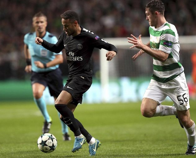 Hvězdný Brazilec Neymar dostal v dresu PSG na hřišti Celtiku v Lize mistrů pořádně nakopáno. Anthony Ralston si pak po utkání přišel vyměnit dres a potřást rukou, to však Neymar odmítl.
