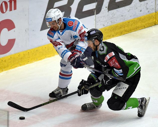 Mladoboleslavského Tomáše Hyku v druhém utkání předkola atakuje Brett Flemming z Chomutova.
