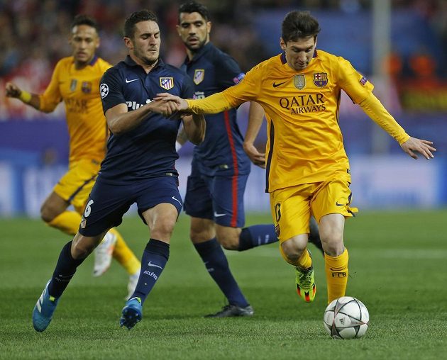 Lionel Messi (vpravo) z Barcelony a Koke z Atlétika v odvetě čtvrtfinále Ligy mistrů.