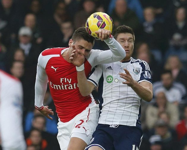 Sebastien Pocognoli z West Bromwich Albion (vpravo) bojuje o míč s Olivierem Giroudem z Arsenalu.