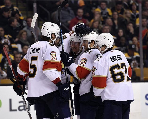 Aaron Ekblad (5) a Denis Malgin (62) z Floridy se radují po gólu Jaromíra Jágra (68, za Ekbladem) proti Bostonu.