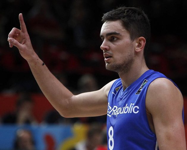 Český basketbalista Tomáš Satoranský během čtvrtfinálového duelu mistrovství Evropy se Srbskem.