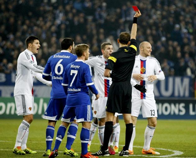 Sudí Paolo Tagliavento vylučuje fotbalistu Basileje Ivana Ivanova (vpravo) během utkání Ligy mistrů na hřišti Schalke.