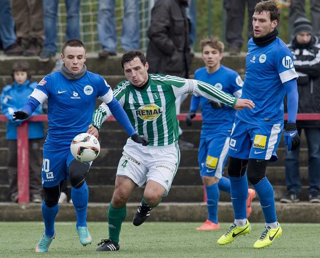 Dmytro Korkiško z Liberce (zcela vlevo) v souboji s Josefem Jindřiškem z Bohemians 1905. Vpravo přihlíží útočník Slovanu Michael Rabušic, vzadu je Martin Frýdek.