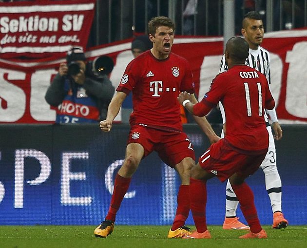 Mnichovští fotbalisté Thomas Müller (vlevo) a Douglas Costa v euforii po vyrovnávací brance v nastavení proti Juventusu.