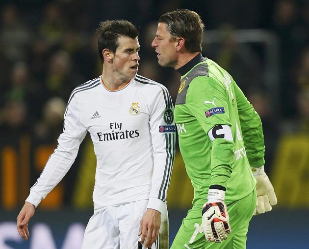 Gólman Dortmundu Roman Weidenfeller (vpravo) ve slovní roztržce s Garethem Balem z Realu Madrid v odvetě čtvrtfinále Ligy mistrů.