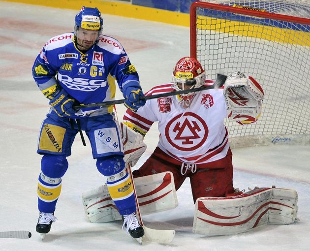 Zlínský útočník Petr Čajánek (vlevo) před třineckým brankářem Šimonem Hrubcem v druhém semifinálovém utkání play off extraligy.