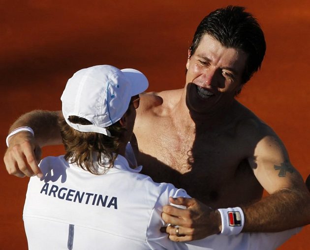 Argentinský tenista david Nalbandian (vlevo) gratuluje Carlosi Berlocqovi k rozhodující výhře ve čtvrtfinále Davis Cupu.