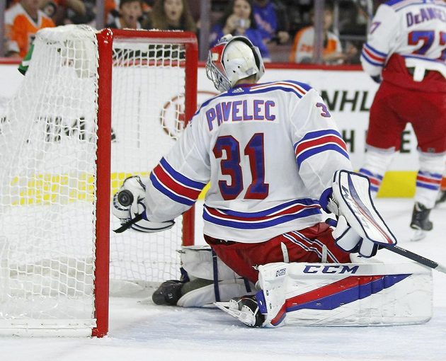 Gólman Ondřej Pavelec v brance Rangers inkasuje v přípravném duelu s Philadelphií.