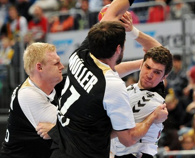 Český reprezentant Ondřej Zdráhala (vpravo) se probíjí přes německou obranu v přípravném duelu na MS.