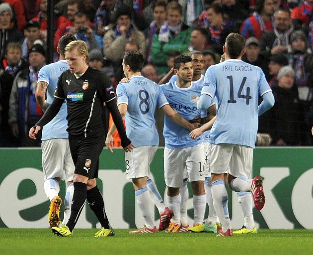 Útočník Manchesteru City Sergio Agüero (čtvrtý zleva) se raduje se spoluhráči z gólu do sítě Plzně. Vpředu zklamaný František Rajtoral z Plzně.