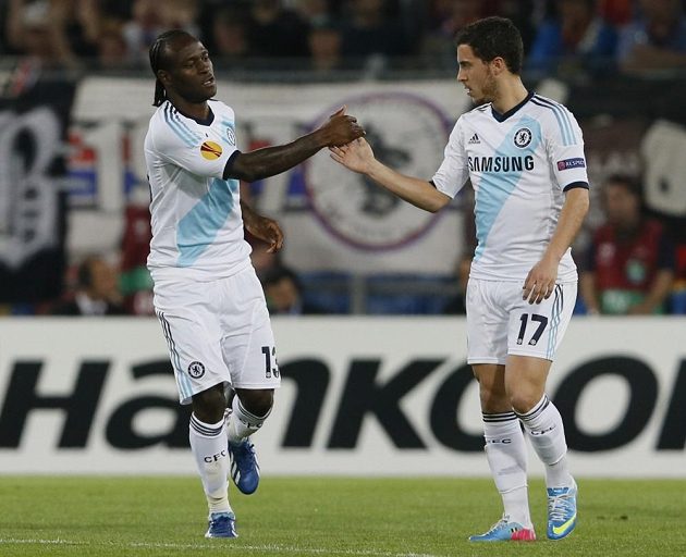 Victoru Mosesovi (vlevo), střelci úvodní branky Chelsea, gratuluje spoluhráč Eden Hazard.