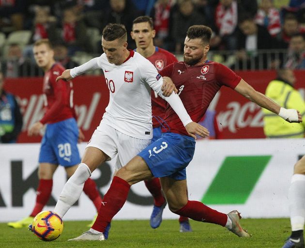 Polský fotbalista Piotr Zielinski (vlevo) v souboji s Ondřejem Čelůstkou v přípravném utkání v Gdaďsku.