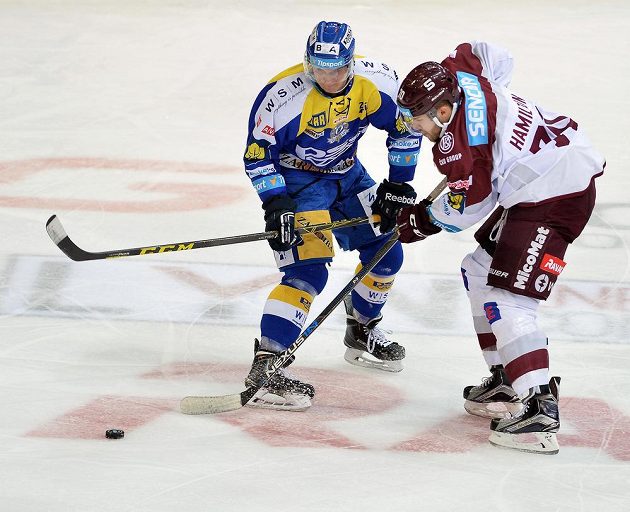 Robert Říčka ze Zlína (vlevo) a sparťanský útočník Curtis Hamilton v dohrávce 15. kola hokejové Tipsport extraligy.