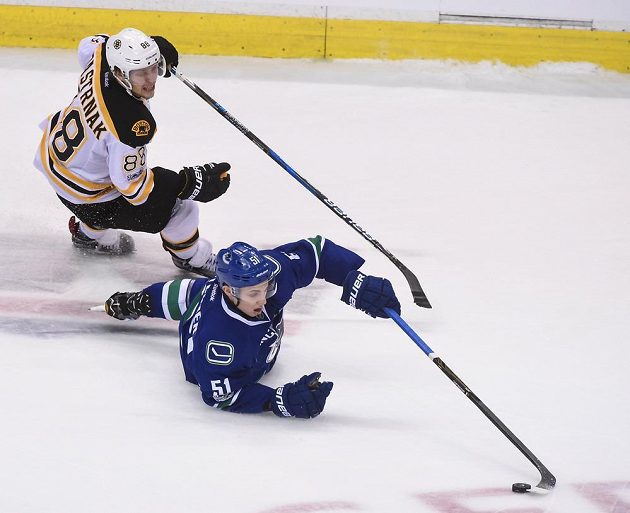 David Pastrňák (88) z Bostonu při utkání s Vancouverem. Brání Troy Stecher (51).
