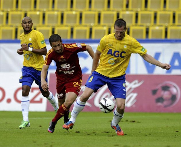 Uprostřed Petr Malý z Dukly, vlevo Nivaldo Santos Freitas Alves a vpravo Štěpán Vachoušek, oba z Teplic.