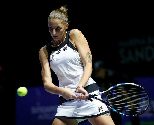 Karolína Plíšková v úvodním utkání Turnaje mistryň proti Španělce Garbiňe Muguruzaové.