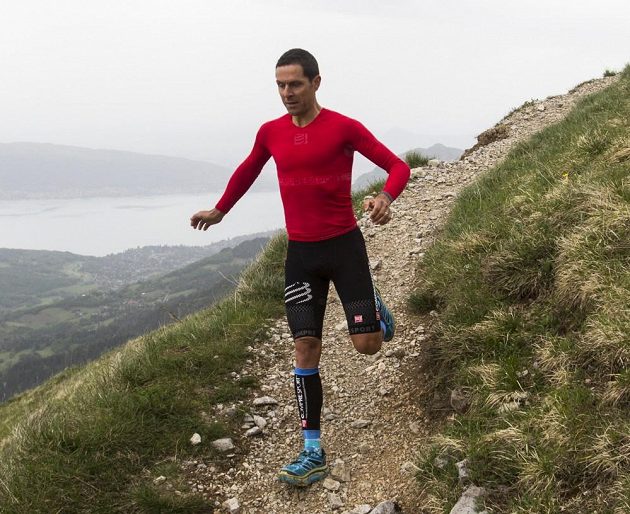 Sportovní triko se zapíná a vypíná podle potřeby.