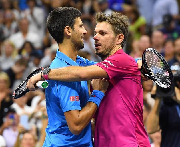 Novak Djokovič (vlevo) gratuluje po finále svému přemožiteli Stanu Wawrinkovi k titulu šampióna US Open.